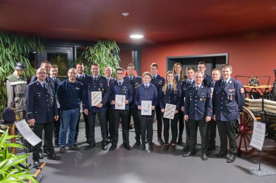 Gruppenbild nach Abzeichen-Übergabe auf Jahreshauptversammlung