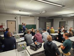 Feuerwehrler drücken die Schulbank