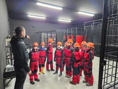 Schülergruppe erkundet die Kriechstrecke